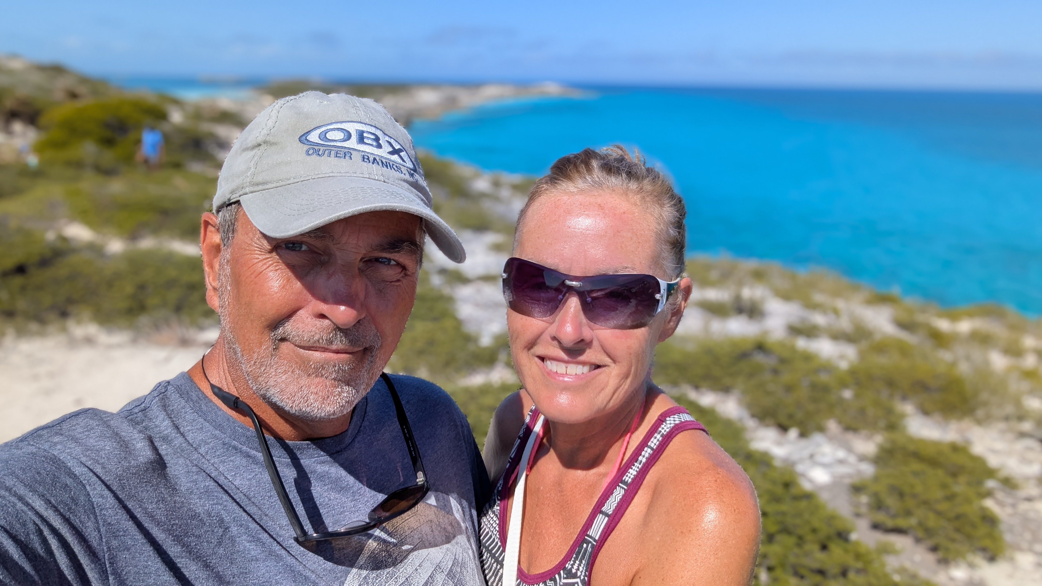 Un couple devant la mer turquoise